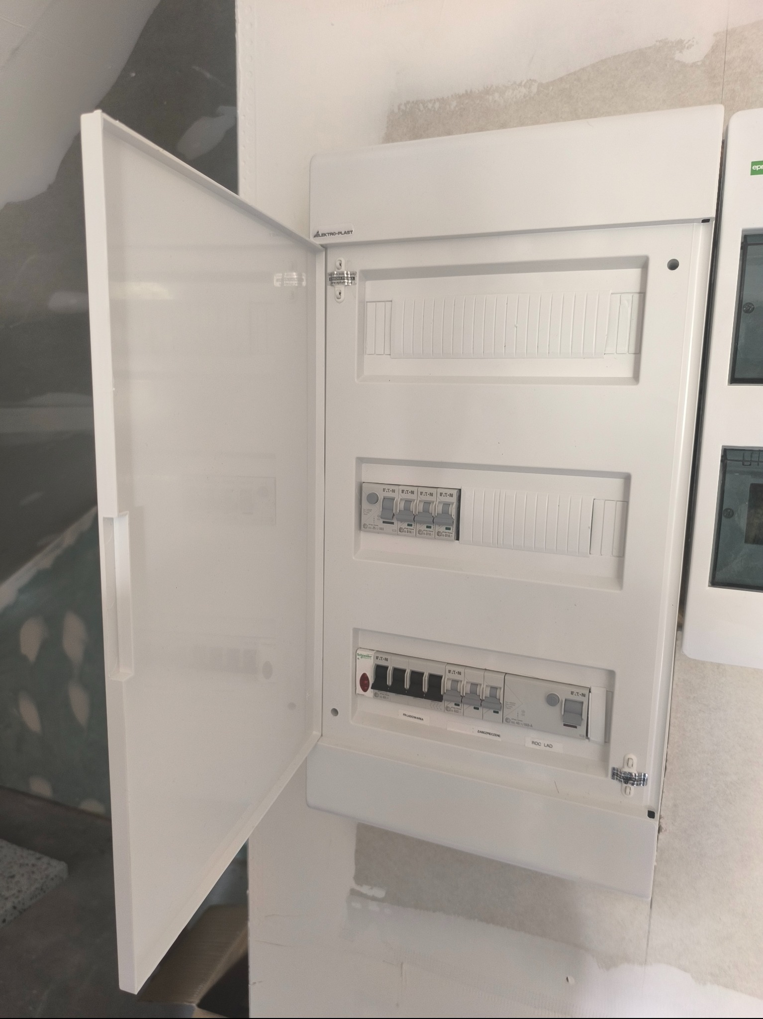 Montaż rozdzielni według zlecenia dalsze prace ,obwody w kolejnych miesiącach