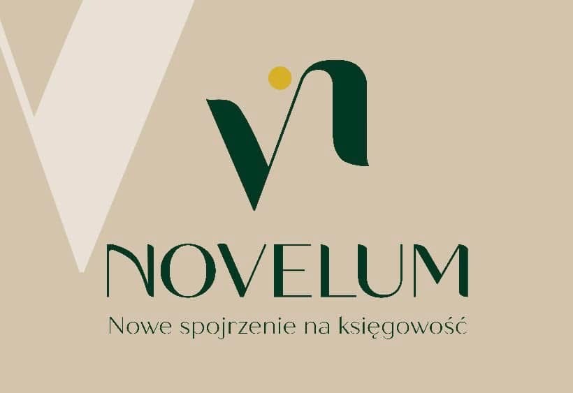 Eleganckie logo firmy Novelum z zielonym symbolem i nazwą, hasło: 'Nowe spojrzenie na księgowość' na beżowym tle. Minimalistyczny design.