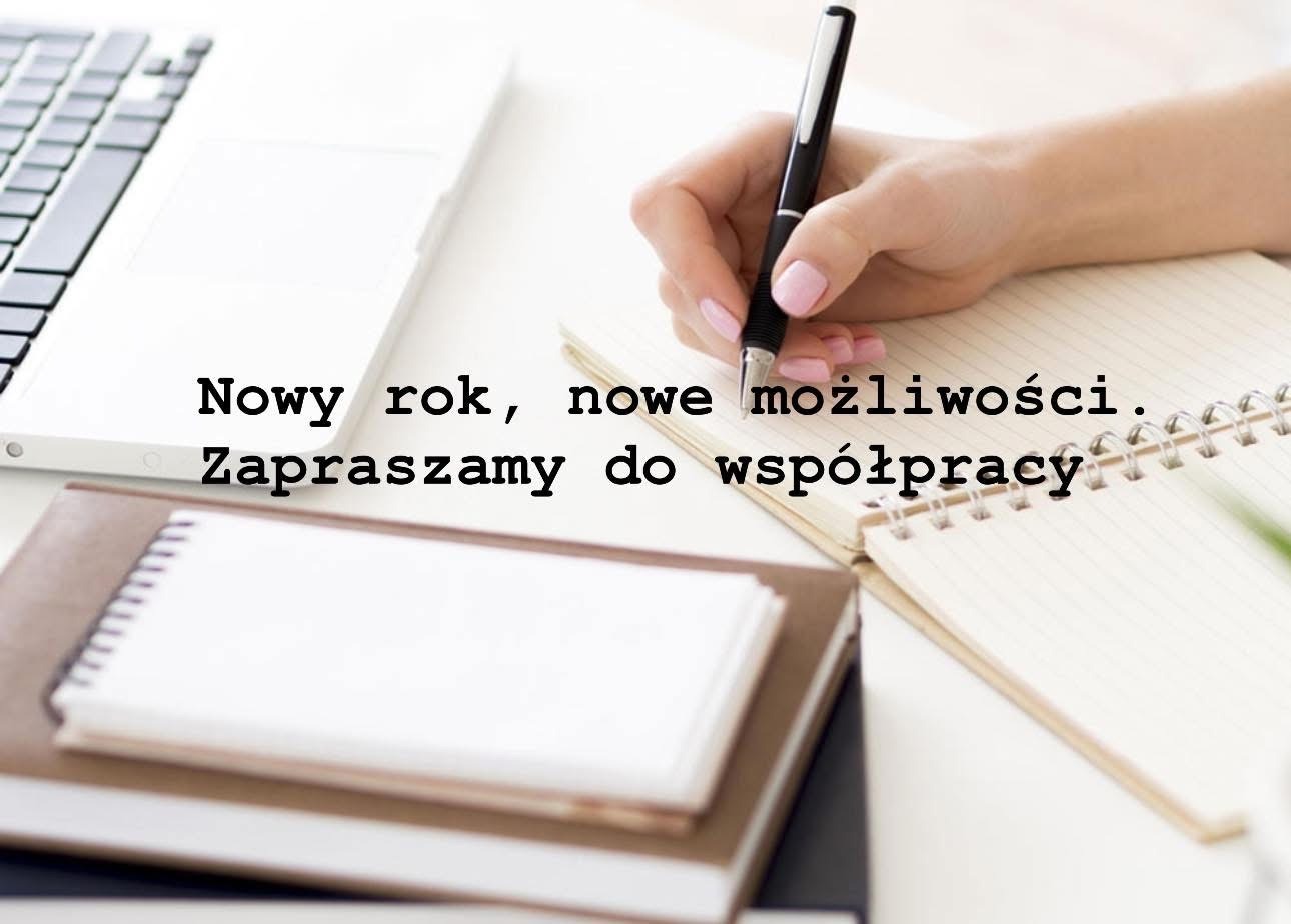 Dłoń z piórem nad notatnikiem, obok laptop i stos książek. Tekst: Nowy rok, nowe możliwości. Zapraszamy do współpracy.