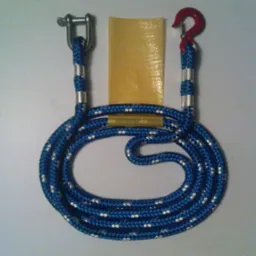 Niebieska lina holownicza z metalowym szeklem z jednej strony i czerwonym hakiem z drugiej, zwinięta w owal na białym tle, obok żółty prostokątny element.