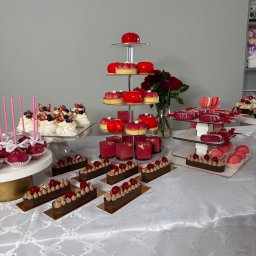 Słodki stół w czerwonym stylu 