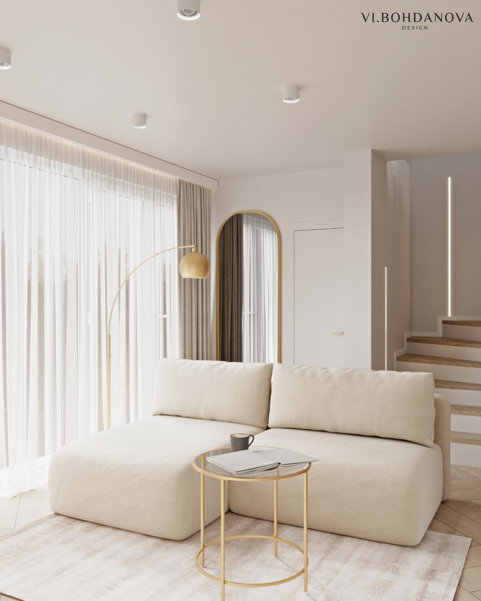 Jasne wnętrze w neutralnych barwach: beżowa sofa, złoty stolik z książką i filiżanką, łukowe lustro i schody z subtelnym oświetleniem. Minimalistyczny design.