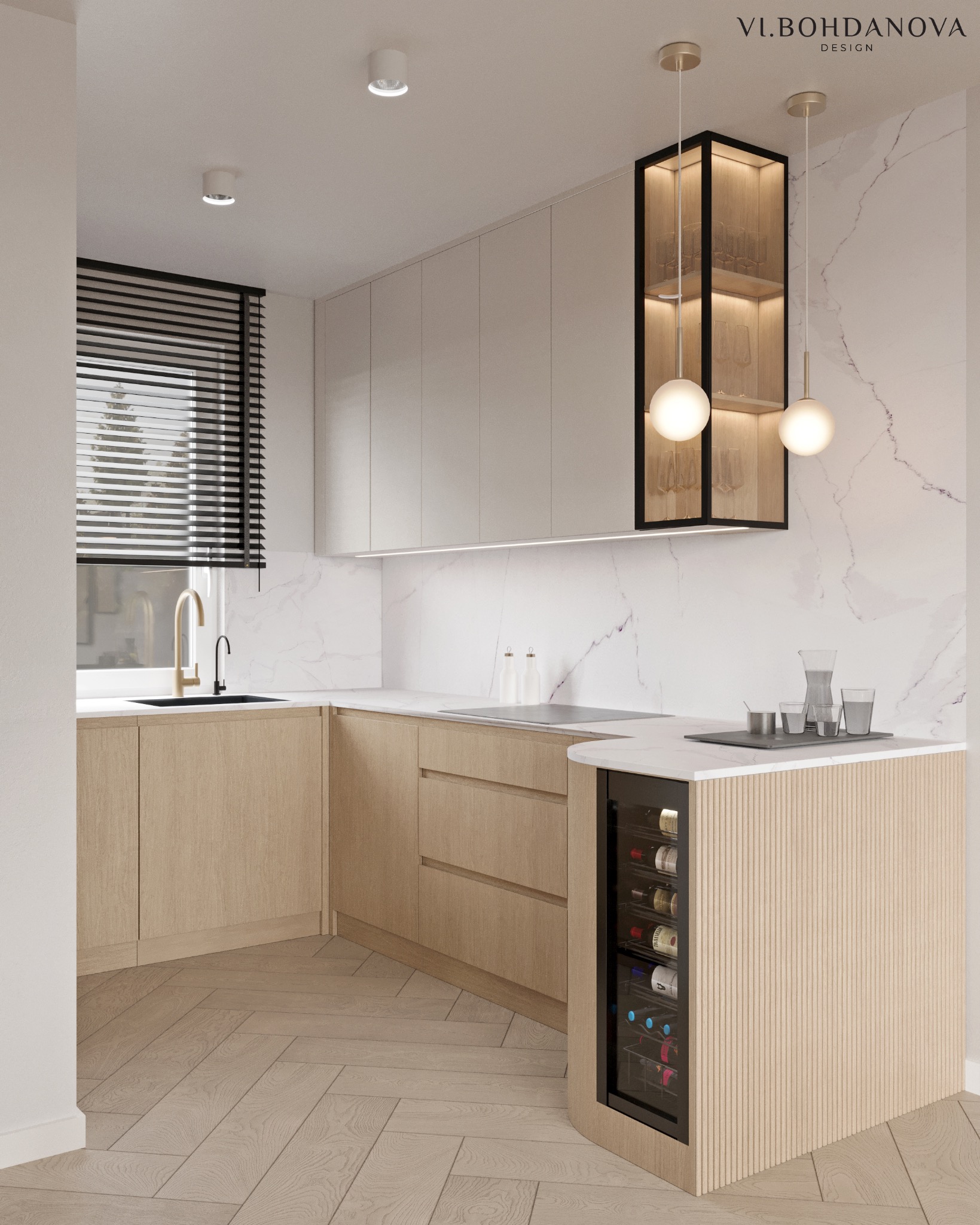Jasna kuchnia z drewnianymi szafkami, marmurowym blatem i podłogą w jodełkę. Uwagę przykuwa przeszklona szafka z oświetleniem i wbudowana chłodziarka do wina.