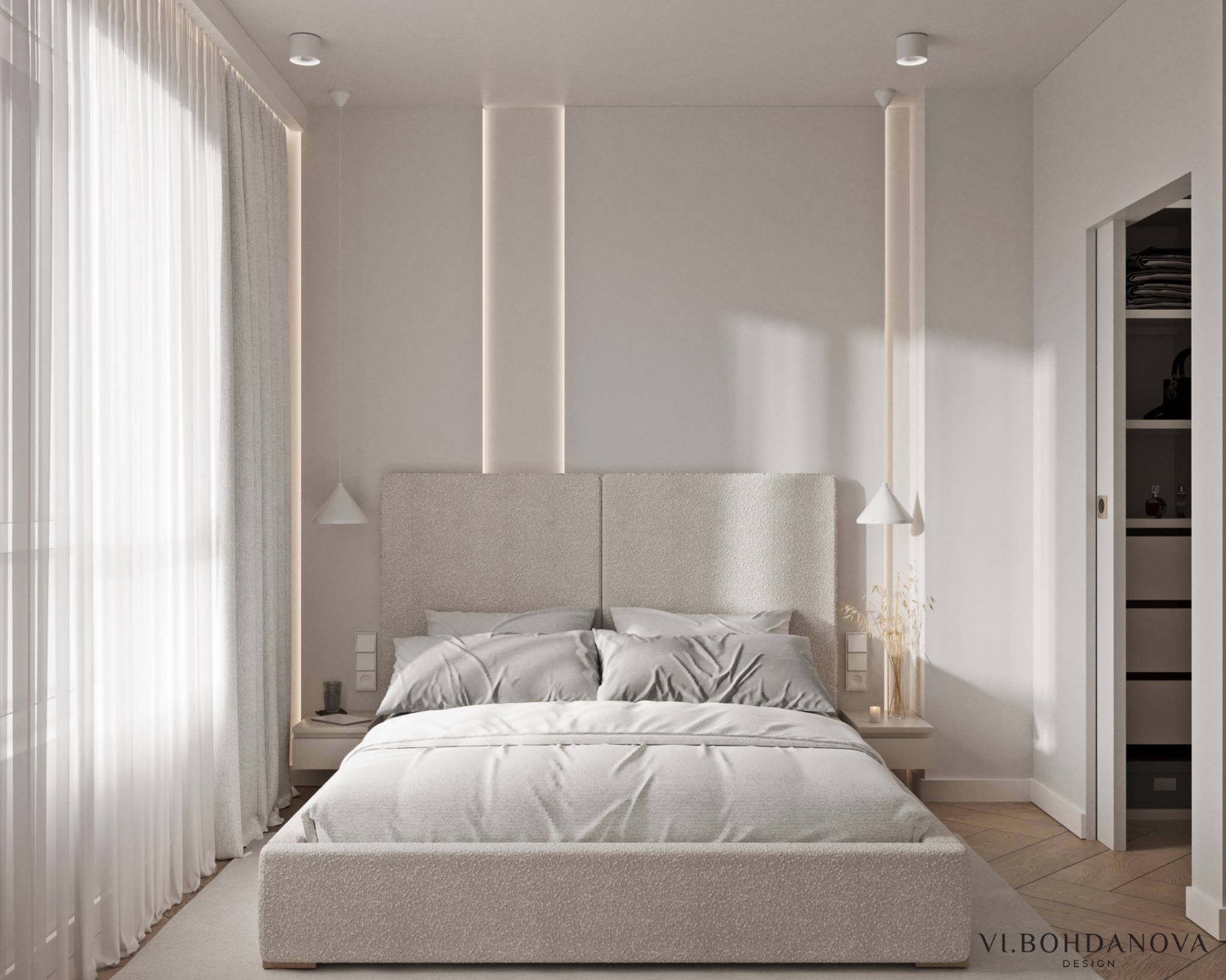 Jasna sypialnia w minimalistycznym stylu. Beżowe łóżko z wełnianym zagłówkiem i pościelą, subtelne oświetlenie ledowe, zwiewne zasłony i parkiet w jodełkę.