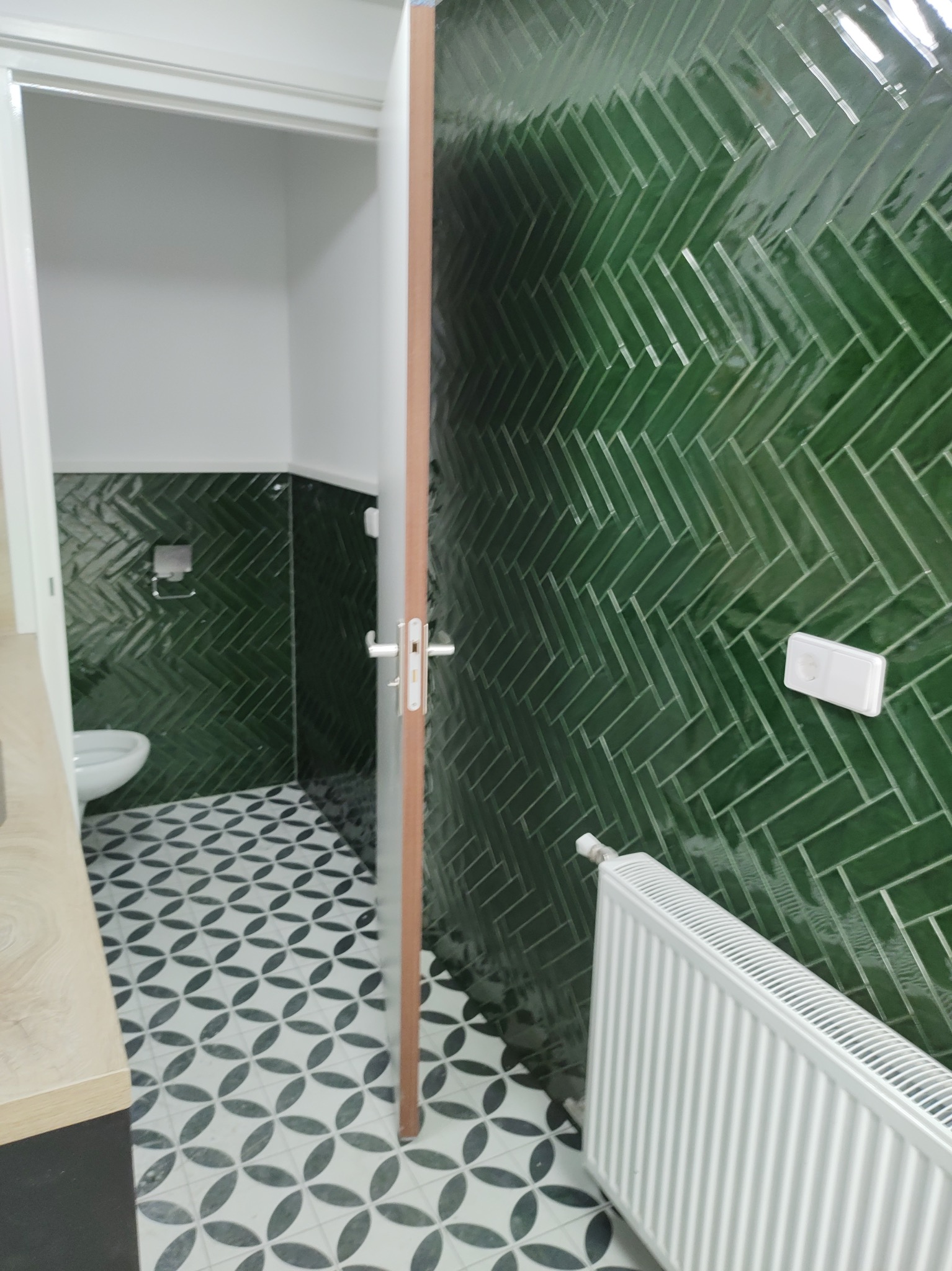 Plytki bezfugowe na scianie