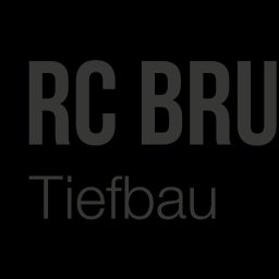 NOVA TRADERS SPÓŁKA Z OGRANICZONĄ ODPOWIEDZIALNOŚCIĄ - Logo firmy RC BRUKPRO Tiefbau na czarnym tle. Geometryczny symbol z pomarańczowym akcentem i szary napis. Minimalistyczny design.