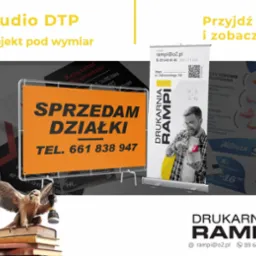 Różnorodne materiały reklamowe drukarni: baner 'Sprzedam działki', roll-up z pracownikiem malującym puszkę, ulotki protetyczne i inne.