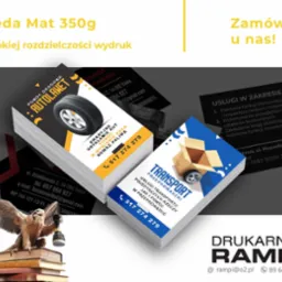 Stos wizytówek z różnymi projektami graficznymi, prezentujący ofertę drukarni. Widoczne detale: nazwy firm, logotypy i dane kontaktowe na wizytówkach.