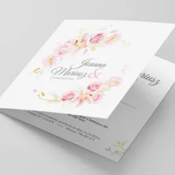 Eleganckie, otwarte zaproszenie ślubne z motywem kwiatowym w pastelowych różach, skierowane do Joanny i Mariusza, z delikatnym tłem i widocznymi danymi kontaktowymi.