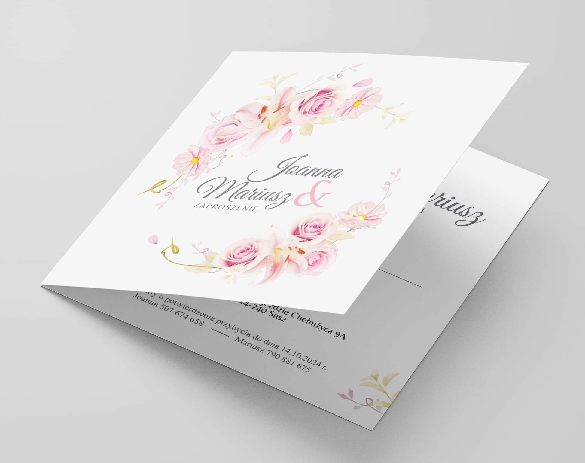 Eleganckie, otwarte zaproszenie ślubne z motywem kwiatowym w pastelowych różach, skierowane do Joanny i Mariusza, z delikatnym tłem i widocznymi danymi kontaktowymi.