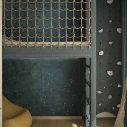 Space Creations - Studio projektowe Katarzyna Tajduś-Bzymek - Pokój dziecięcy z łóżkiem na antresoli, siatką zabezpieczającą i ścianką wspinaczkową. Ściana z motywem kosmosu, żółty puf. Projekt w stylu nowoczesnym.