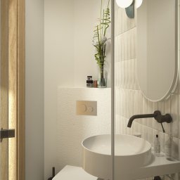 Space Creations - Studio projektowe Katarzyna Tajduś-Bzymek - Nowoczesna łazienka z wiszącą umywalką, toaletą i szklaną kabiną. Uwagę zwraca minimalistyczny design, beżowa kolorystyka i dekoracyjne płytki na ścianie.