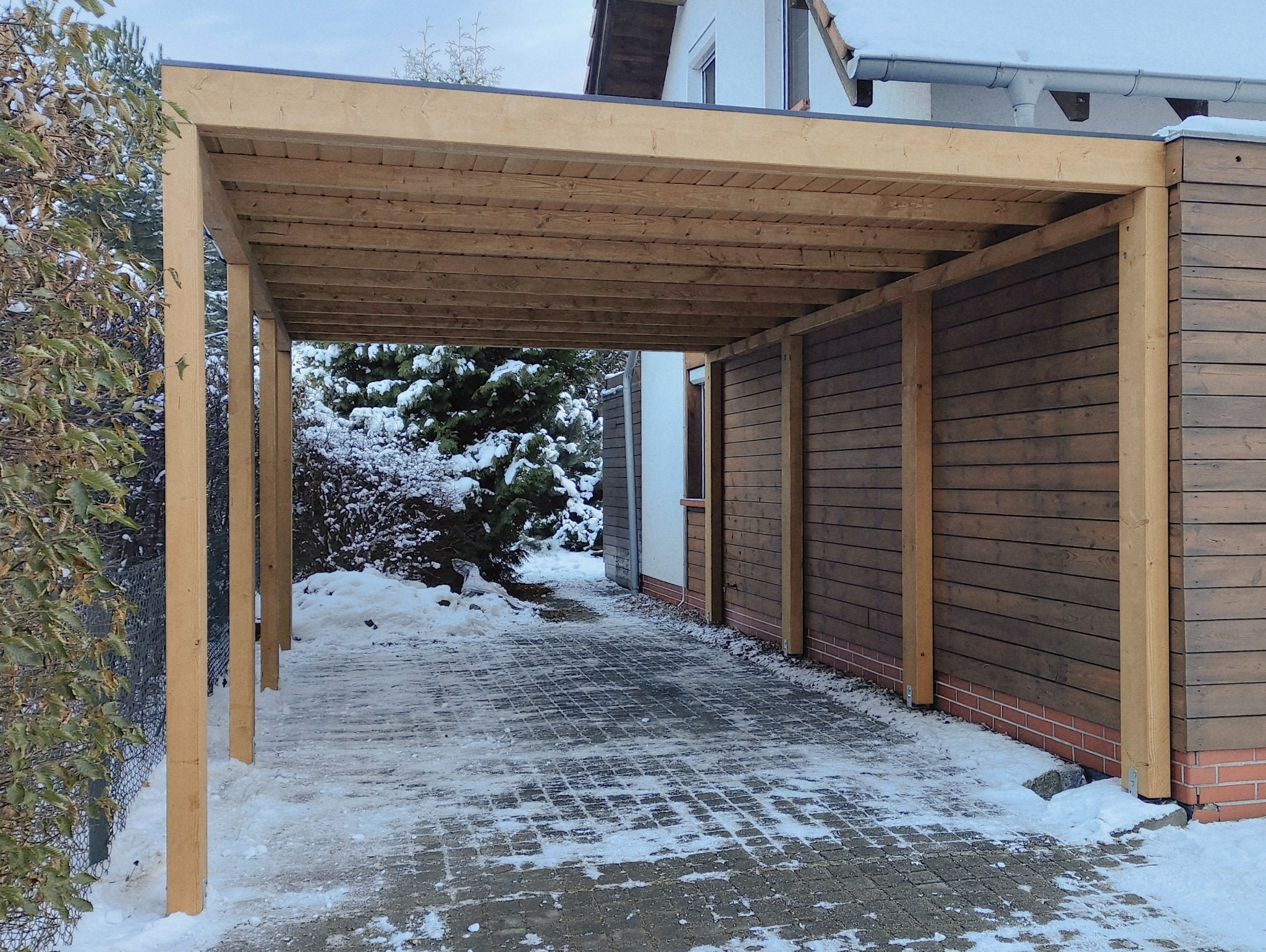 Wiata garażowa w nowoczesnym minimalistycznym stylu. Dopasujemy jej rozmiar dla Ciebie.