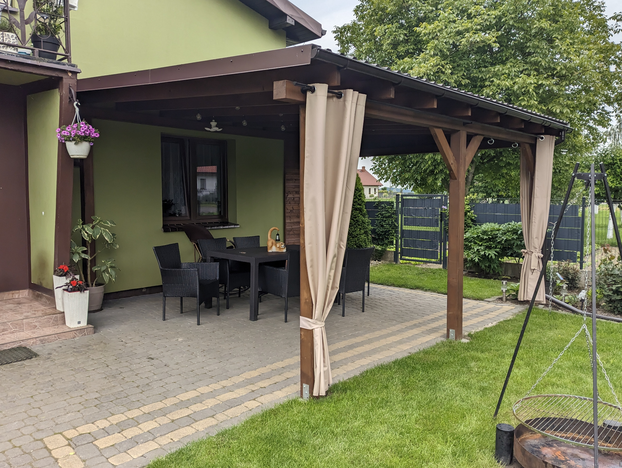 Zadaszenie tarasowe w klasycznym stylu. Dopasujemy jego rozmiar dla Ciebie.