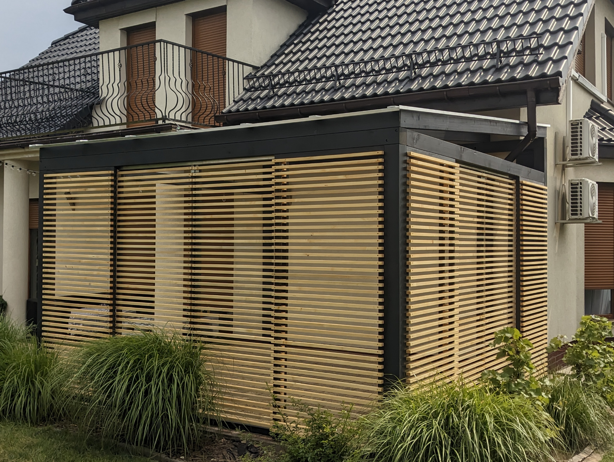 Zadaszenie tarasowe w nowoczesnym, minimalistycznym stylu. Dopasujemy jego rozmiar dla Ciebie.