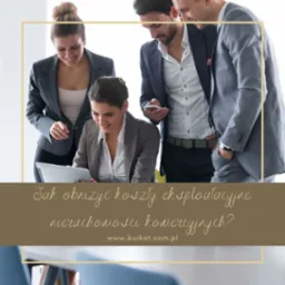 Zespół w biurze analizuje dane na tablecie i smartfonie, dyskutując o obniżeniu kosztów eksploatacyjnych nieruchomości komercyjnych. Jasne, nowoczesne wnętrze.