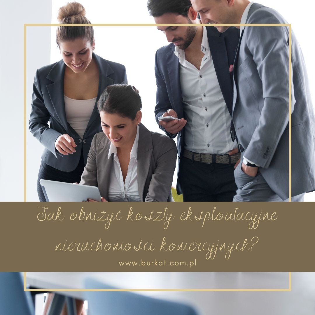 Zespół w biurze analizuje dane na tablecie i smartfonie, dyskutując o obniżeniu kosztów eksploatacyjnych nieruchomości komercyjnych. Jasne, nowoczesne wnętrze.