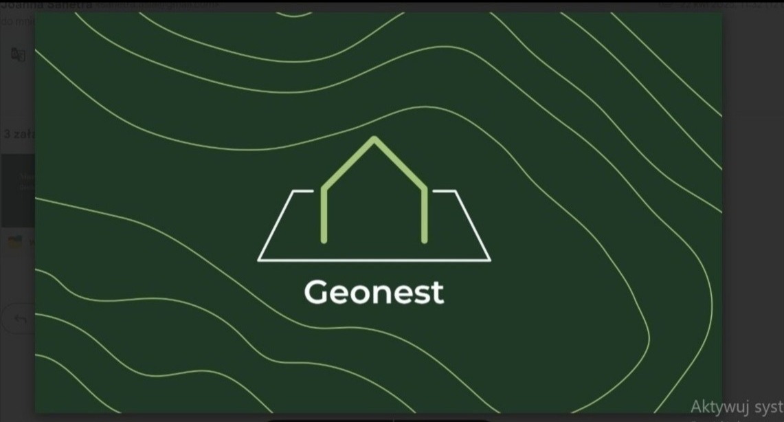 Logo firmy Geonest na zielonym tle z topograficznymi liniami. Grafika przedstawia stylizowany dom na mapie, sugerując usługi geodezyjne.