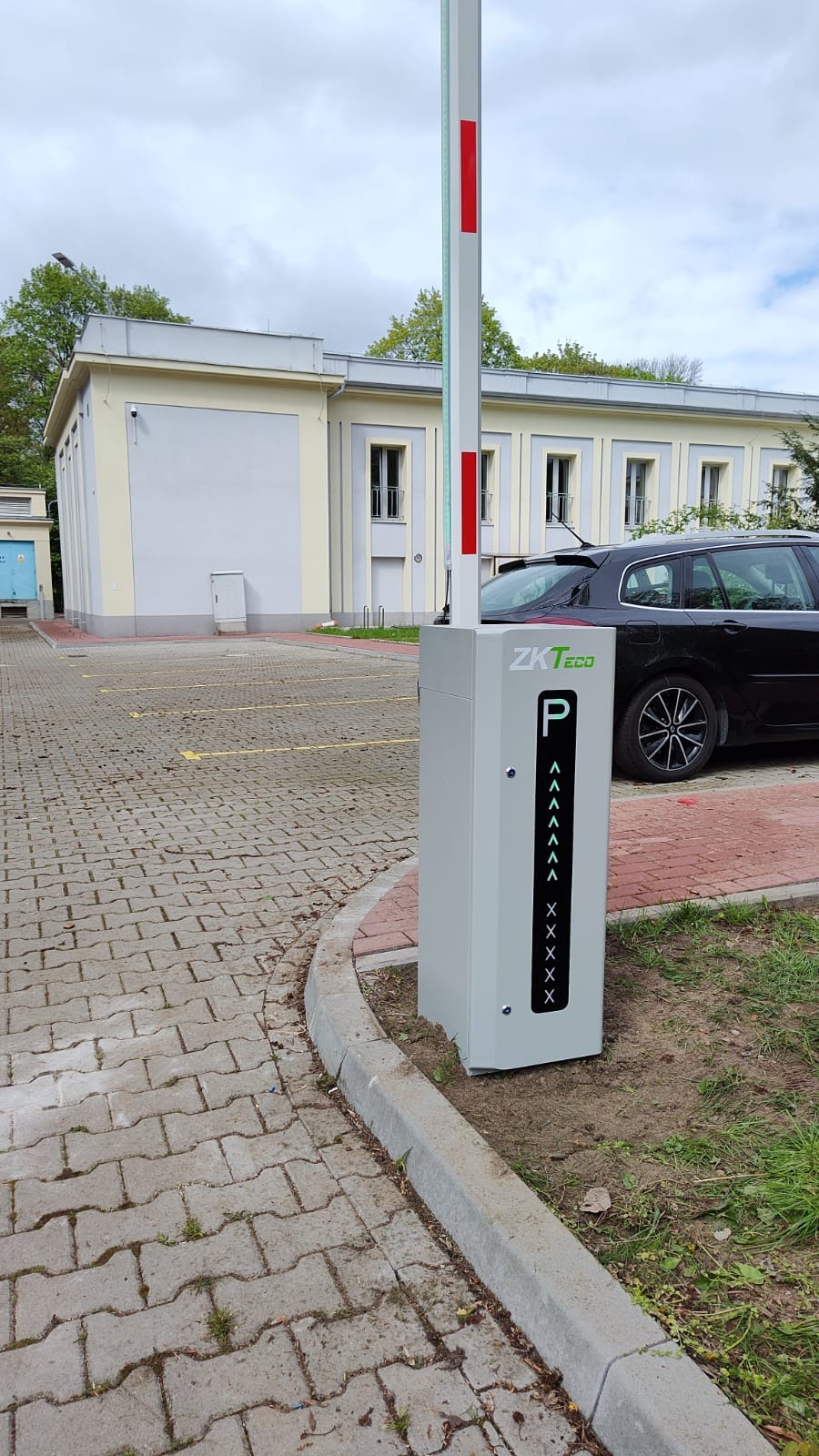 Instalacja szlabanu parkingowego na terenie MPWiK w Warszawie