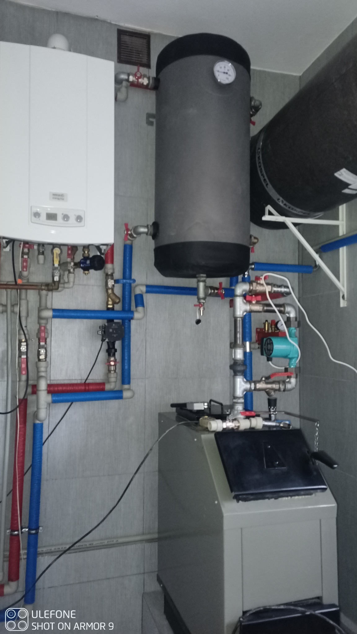 Zdjęcie wykonanej kotłowni, piec gazowy oraz kociął stałopalny.