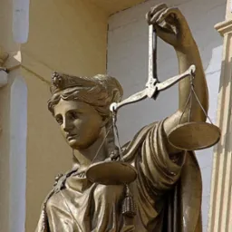 Iuris praecepta sunt haec: honeste vivere, alterum non laedere, suum cuique tribuere.