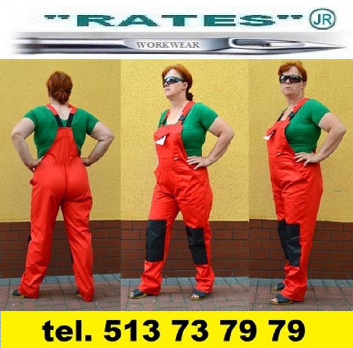 Kobieta prezentuje czerwony kombinezon roboczy z czarnymi wzmocnieniami na kolanach, pokazany z tyłu i z boku na tle żółtej ściany. W tle widoczne logo firmy 'RATES' nad napisem 'WORKWEAR'...