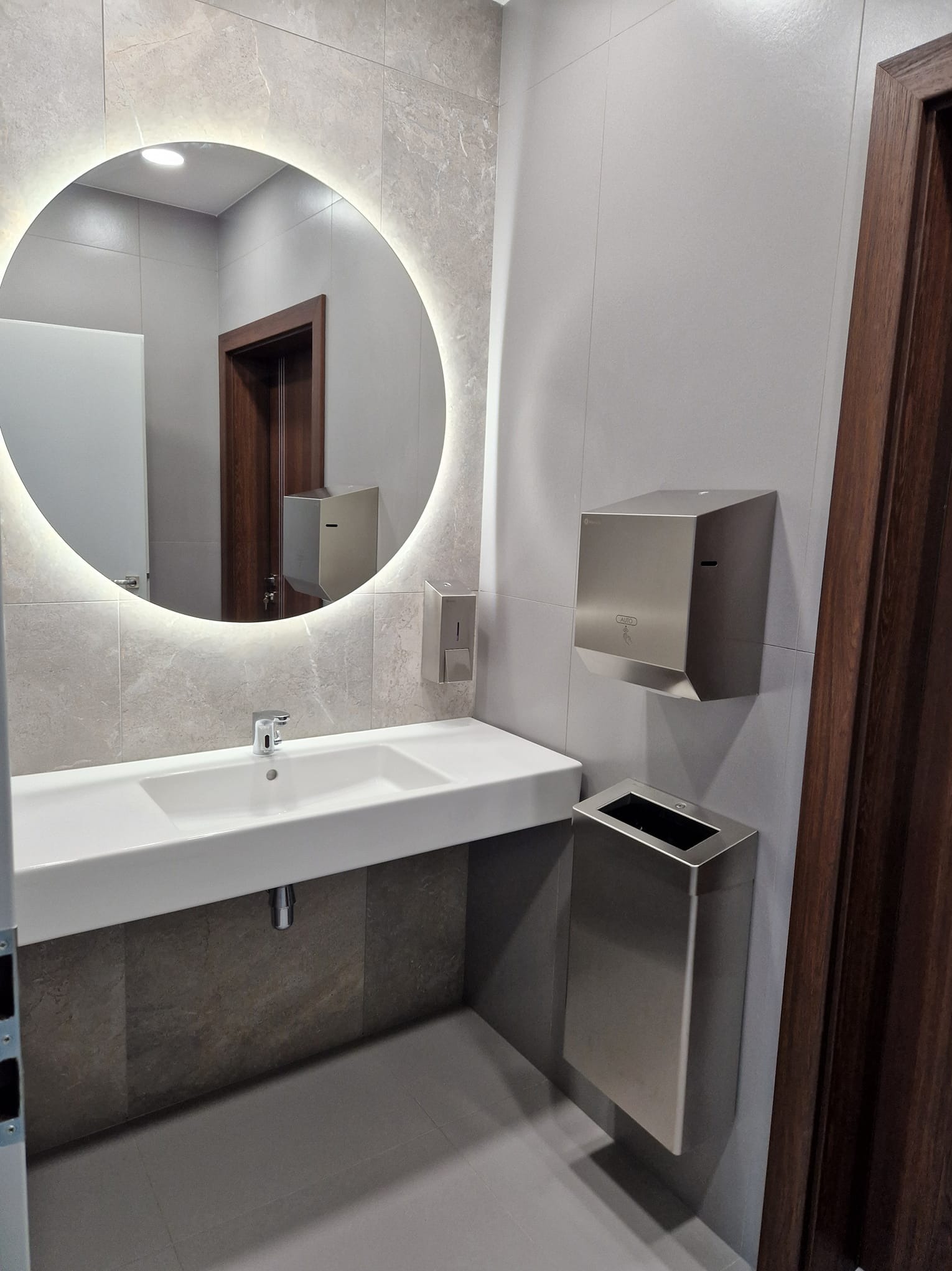 Projekt wnętrz łazienki w obiekcie publicznym