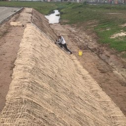 Manufaktura Ogrodów Mariusz Koniszewski - Maty jutowe na skarpie