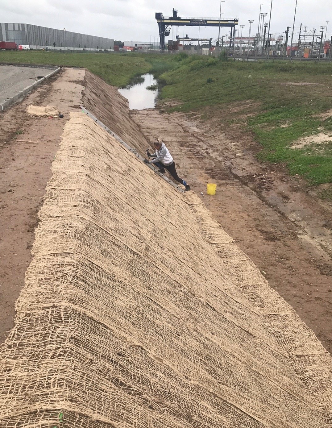 Maty jutowe na skarpie