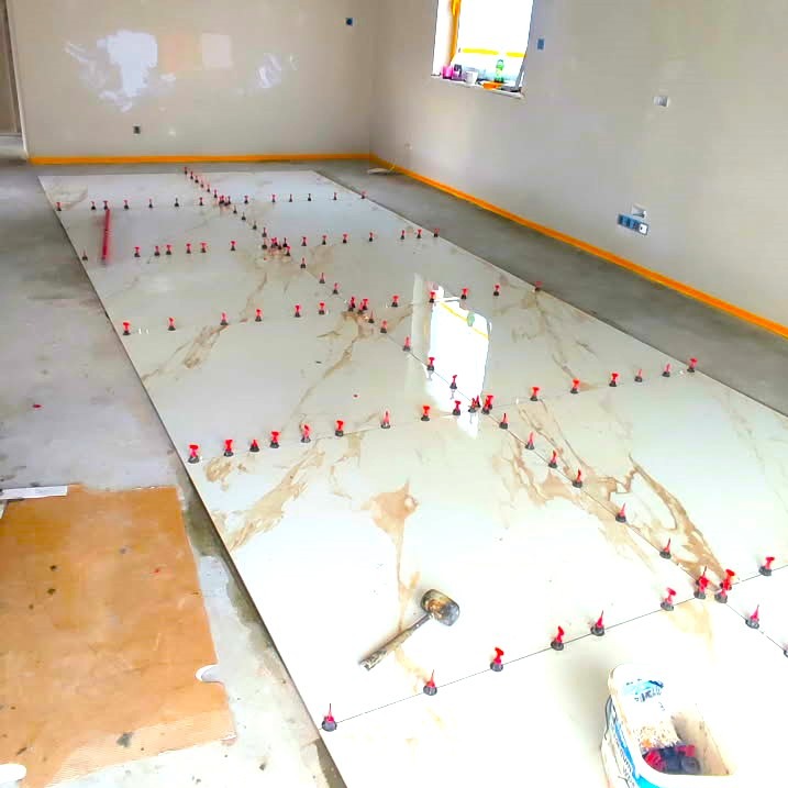 Posadzka duży format 120x120 na etapie realizacji prac.