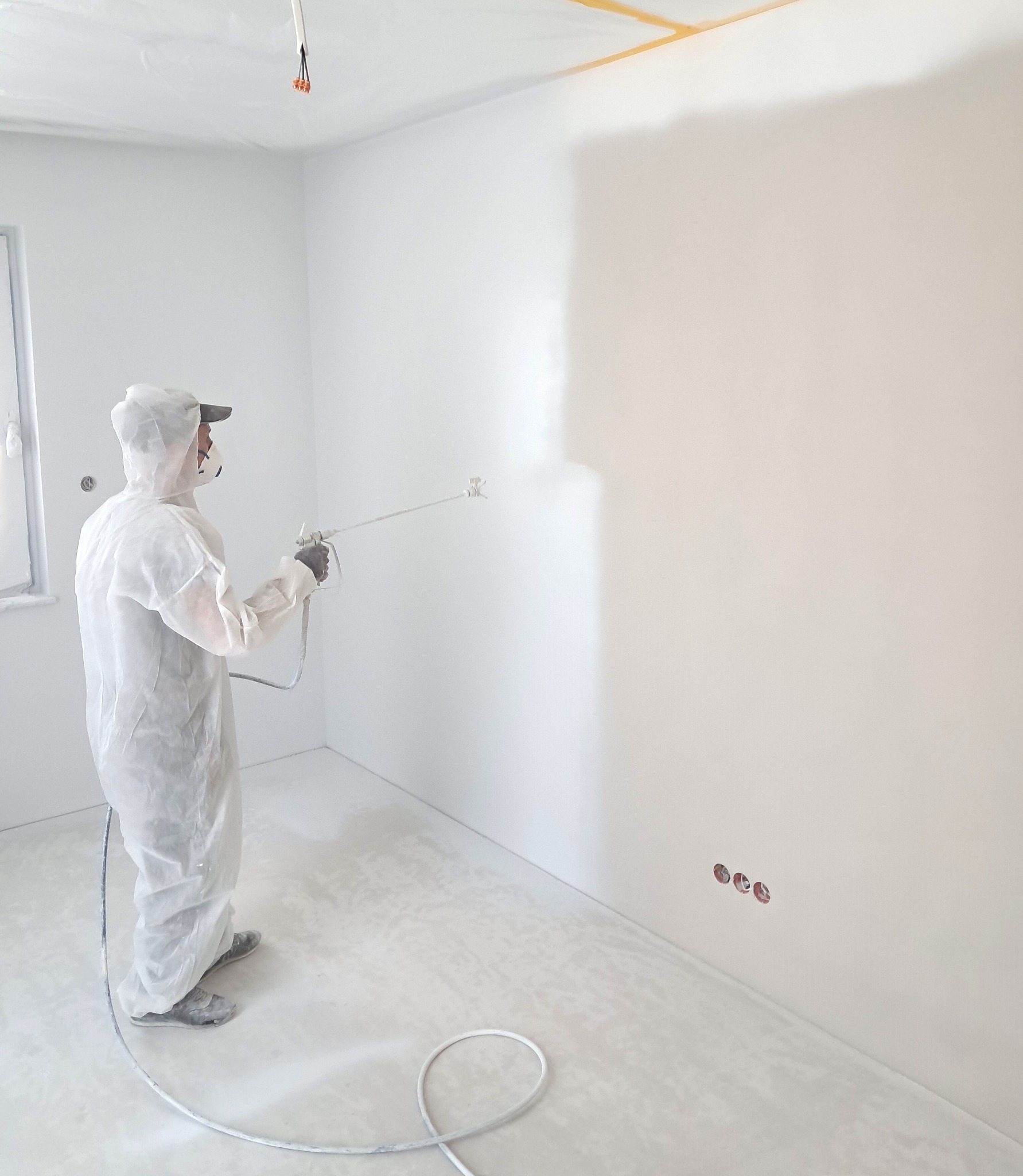 Malowanie ścian na przygotowanej powierzchni po nałożeniu gładzi.