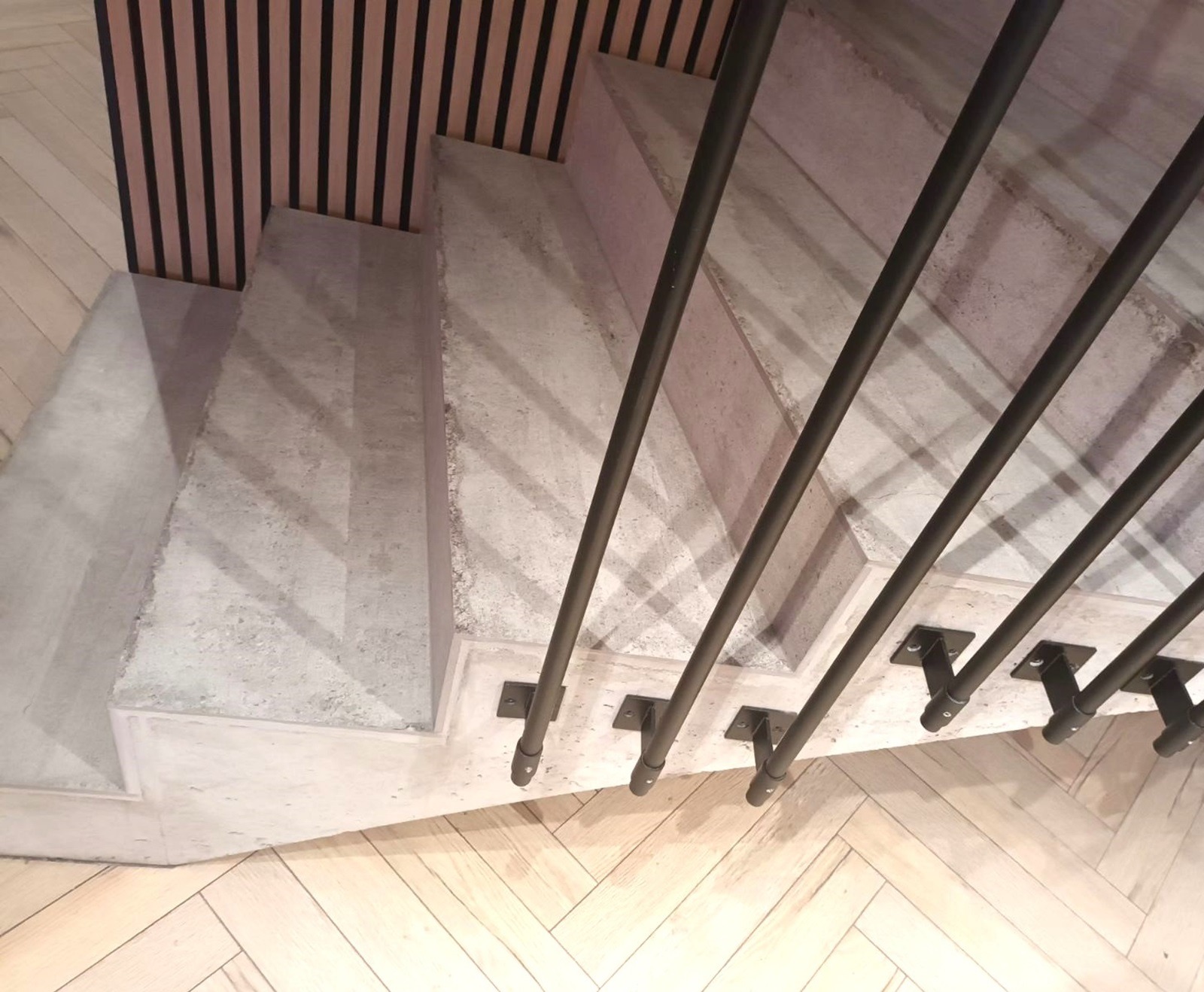 Schody na których została zastosowana okładzina z płytki.