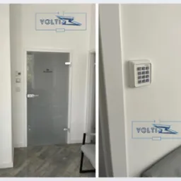 Kontrola dostępu do pomieszczeń socjalnych oraz monitoring poczekalni w gabinecie lekarskim.