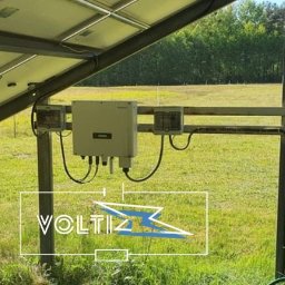 Podłączenie paneli fotowoltaicznych, inwertera oraz wszystkich zabezpieczeń. 