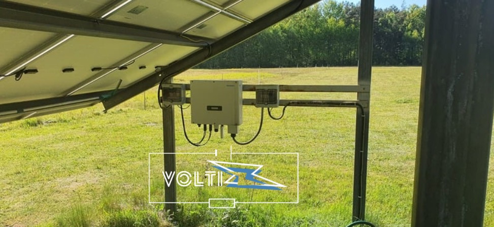 Podłączenie paneli fotowoltaicznych, inwertera oraz wszystkich zabezpieczeń.