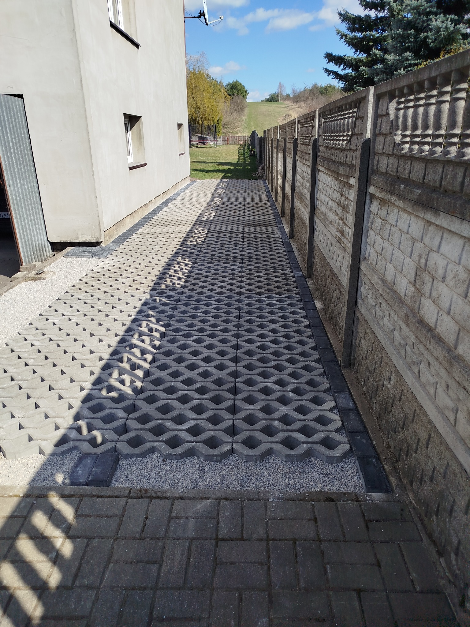 Wykonany podjazd z ażurów