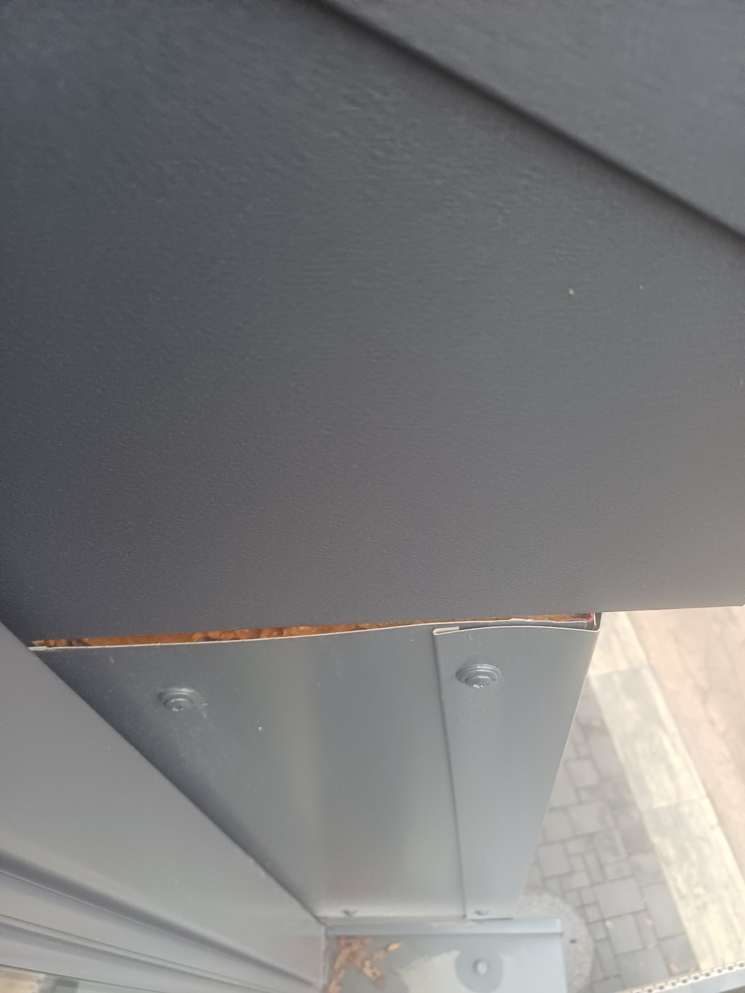 Szczegółowe ujęcie fragmentu dachu z widoczną izolacją i elementami mocującymi, ukazujące precyzję wykonania i dbałość o detale w pracach dekarskich.