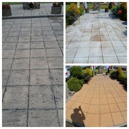 Zakład Usługowo-Handlowy Paulina Wiśniewska - Porównanie kostki brukowej przed i po czyszczeniu: brudna szara kostka, wyczyszczona biała kostka w trakcie mycia, czysta pomarańczowa kostka z cieniem osoby.