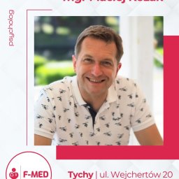 Centrum Medyczne F-Med - Portret uśmiechniętego mgr Macieja Kozaka, psychologa z Tychów, w koszulce polo z delikatnym wzorem, logo F-MED i dane kontaktowe w tle.