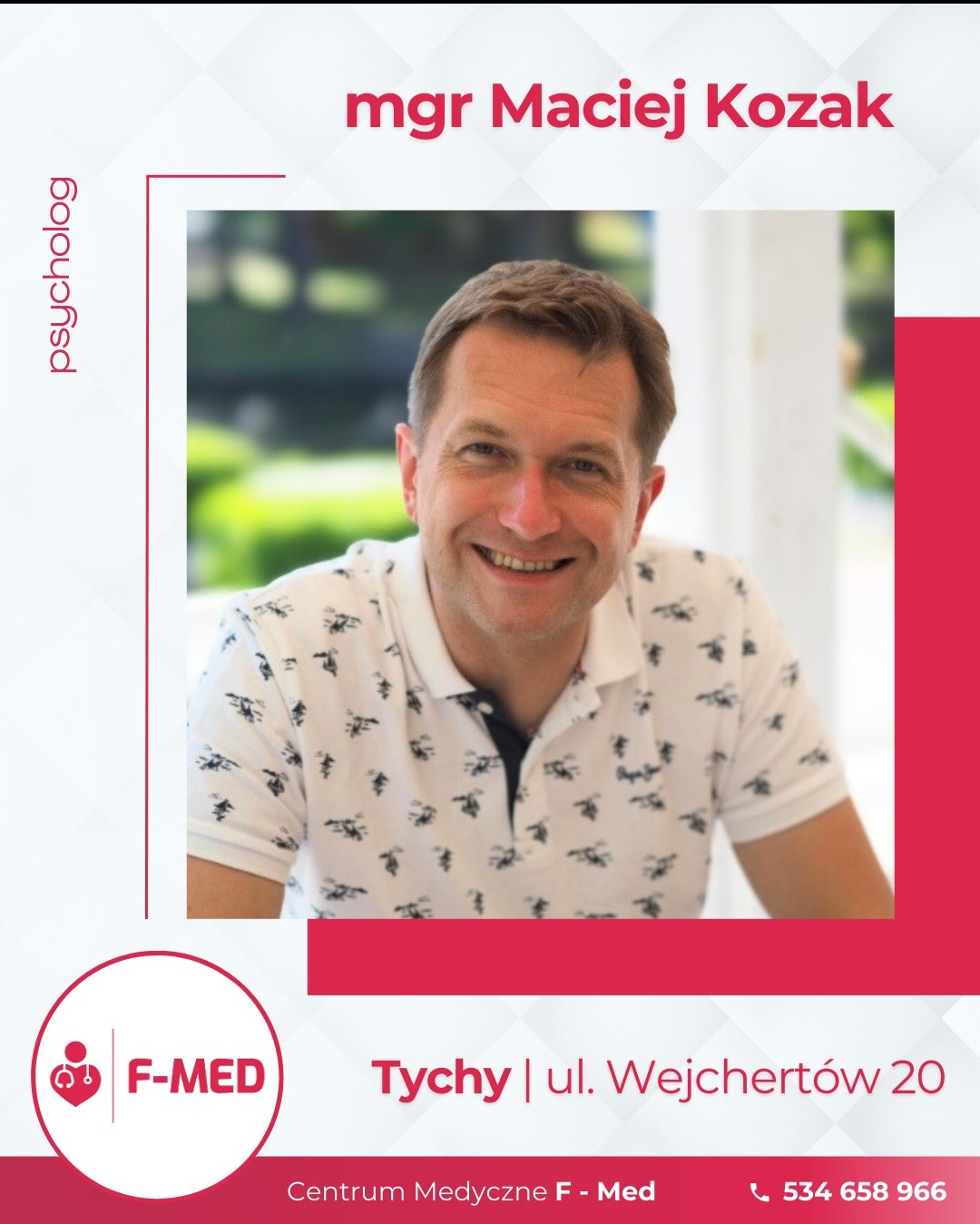 Portret uśmiechniętego mgr Macieja Kozaka, psychologa z Tychów, w koszulce polo z delikatnym wzorem, logo F-MED i dane kontaktowe w tle.