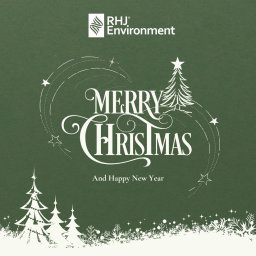 WaveEdge Kacper Marcinkowski - Świąteczna grafika RHJ Environment na zielonym tle z białymi choinkami, gwiazdami i napisem 'Merry Christmas and Happy New Year' w ozdobnej czcionce.