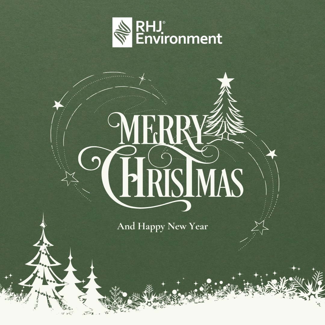 Świąteczna grafika RHJ Environment na zielonym tle z białymi choinkami, gwiazdami i napisem 'Merry Christmas and Happy New Year' w ozdobnej czcionce.