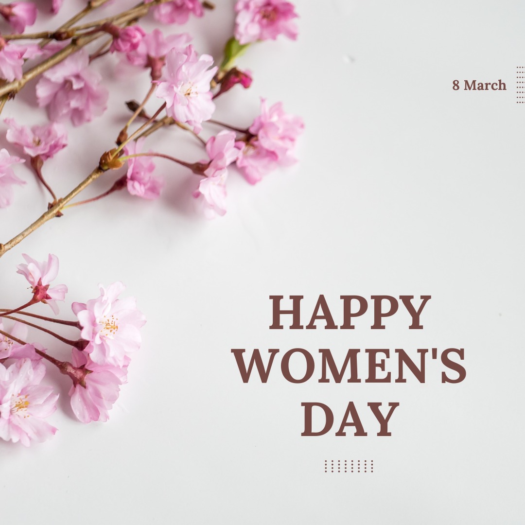 Delikatne, różowe kwiaty wiśni na białym tle z napisem 'Happy Women's Day' i datą 8 marca, tworzące minimalistyczną kompozycję.