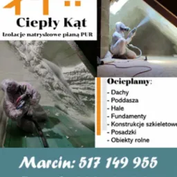 Aplikacja pianki PUR na poddaszu przez pracownika w kombinezonie ochronnym. Widoczna warstwa izolacji oraz logo firmy 'Ciepły Kąt'.