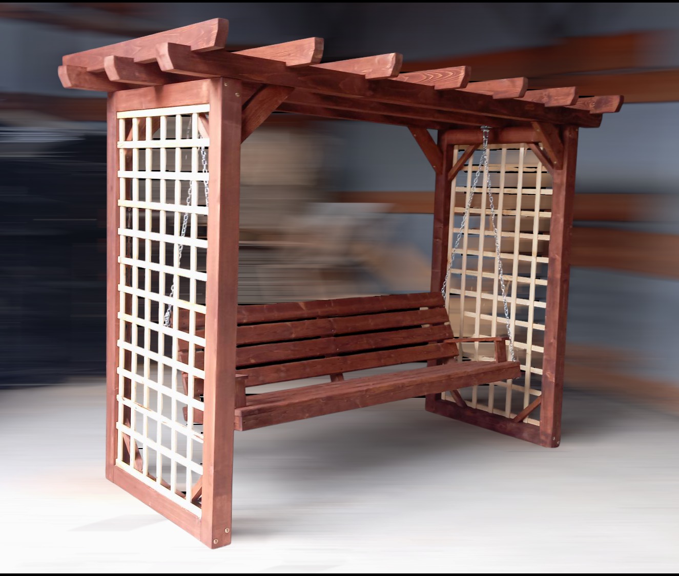 Drewniana pergola z huśtawką, ciemnobrązowa konstrukcja z białymi kratkami po bokach, zawieszona na metalowych łańcuchach, widok z przodu na jasnym tle.