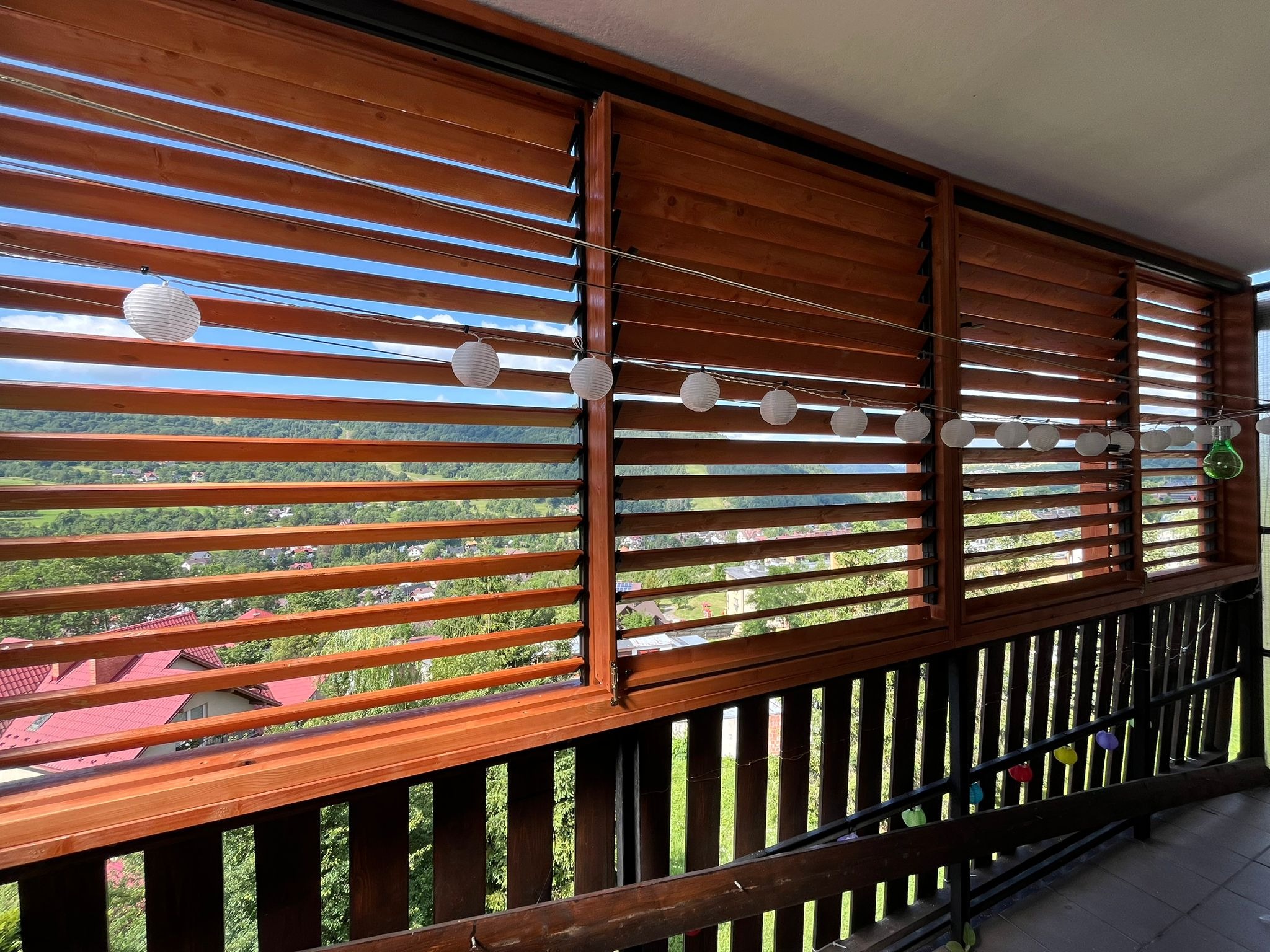Zabudowa balkonu żaluzjami drewnianymi
