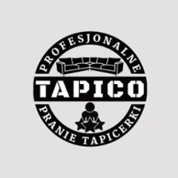 Czarno-białe logo z sofą, napisem 'TAPICO' i 'PRANIE TAPICERKI' otaczającym postać z gwiazdami, sugerujące profesjonalne czyszczenie tapicerki.
