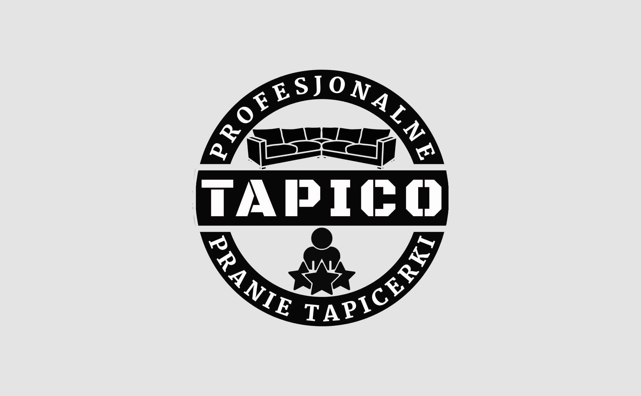 Czarno-białe logo z sofą, napisem 'TAPICO' i 'PRANIE TAPICERKI' otaczającym postać z gwiazdami, sugerujące profesjonalne czyszczenie tapicerki.