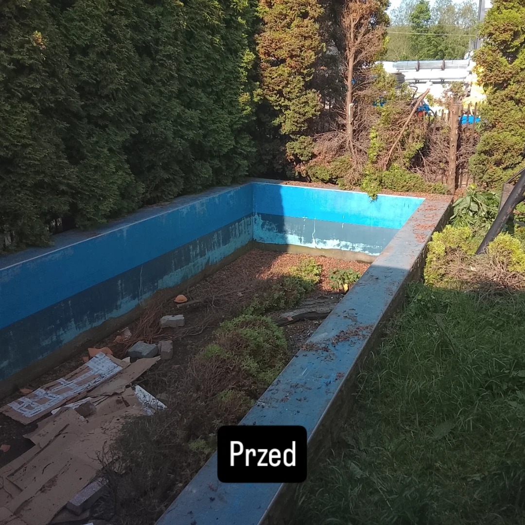 Zaniedbany, pusty basen ogrodowy z niebieskimi ścianami, wypełniony liśćmi i gruzem, otoczony zielenią. Widoczny napis 'Przed' sugeruje etap prac.