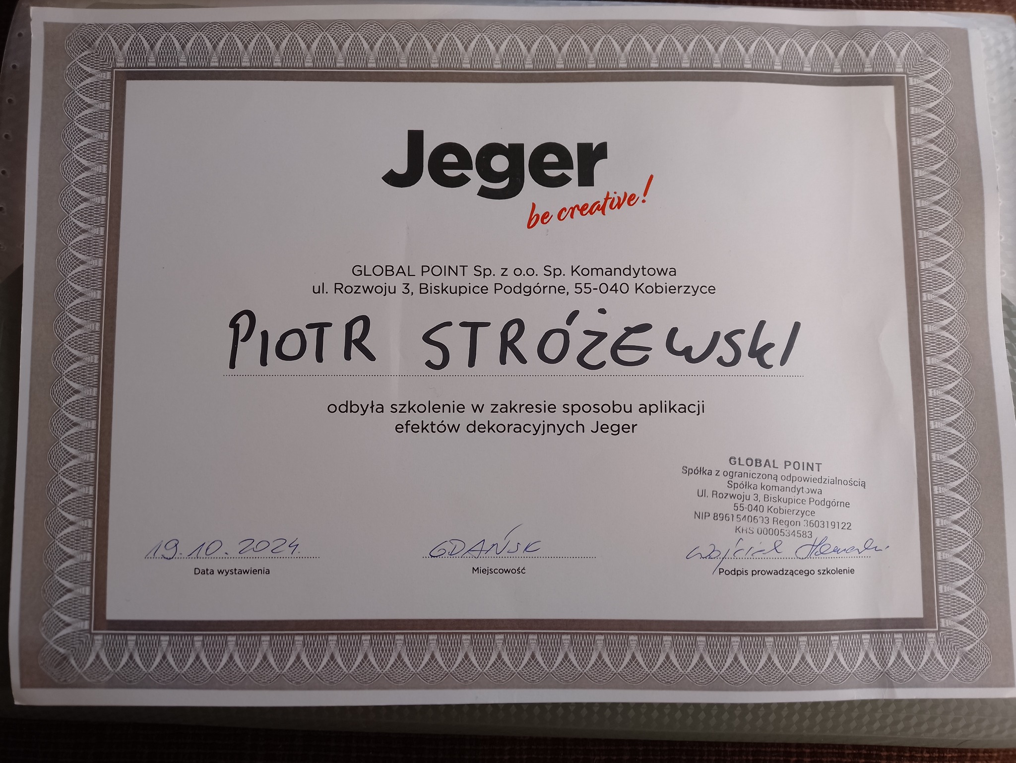 Certyfikat ukończenia szkolenia z zakresu aplikacji efektów dekoracyjnych Jeger dla Piotra Stróżewskiego, wystawiony w Gdańsku 19.10.2024.